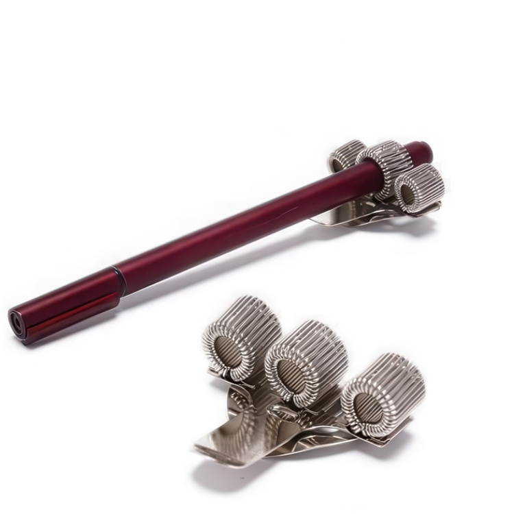 Metallinen kynäpidike 3 kynälle, TRIPLE PEN CLIP, hopea ryhmässä Säilytys / Toimistotarvikkeet @ SmartaSaker.se (42402)