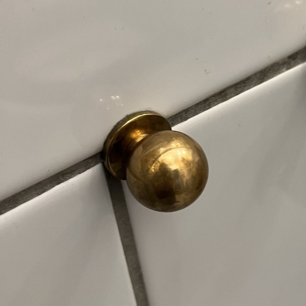 Pyöreä messinkinuppi, 2,4 cm ryhmässä Säilytys / Eteistallennus / Koukut ja ripustimet @ SmartaSaker.se (42479)