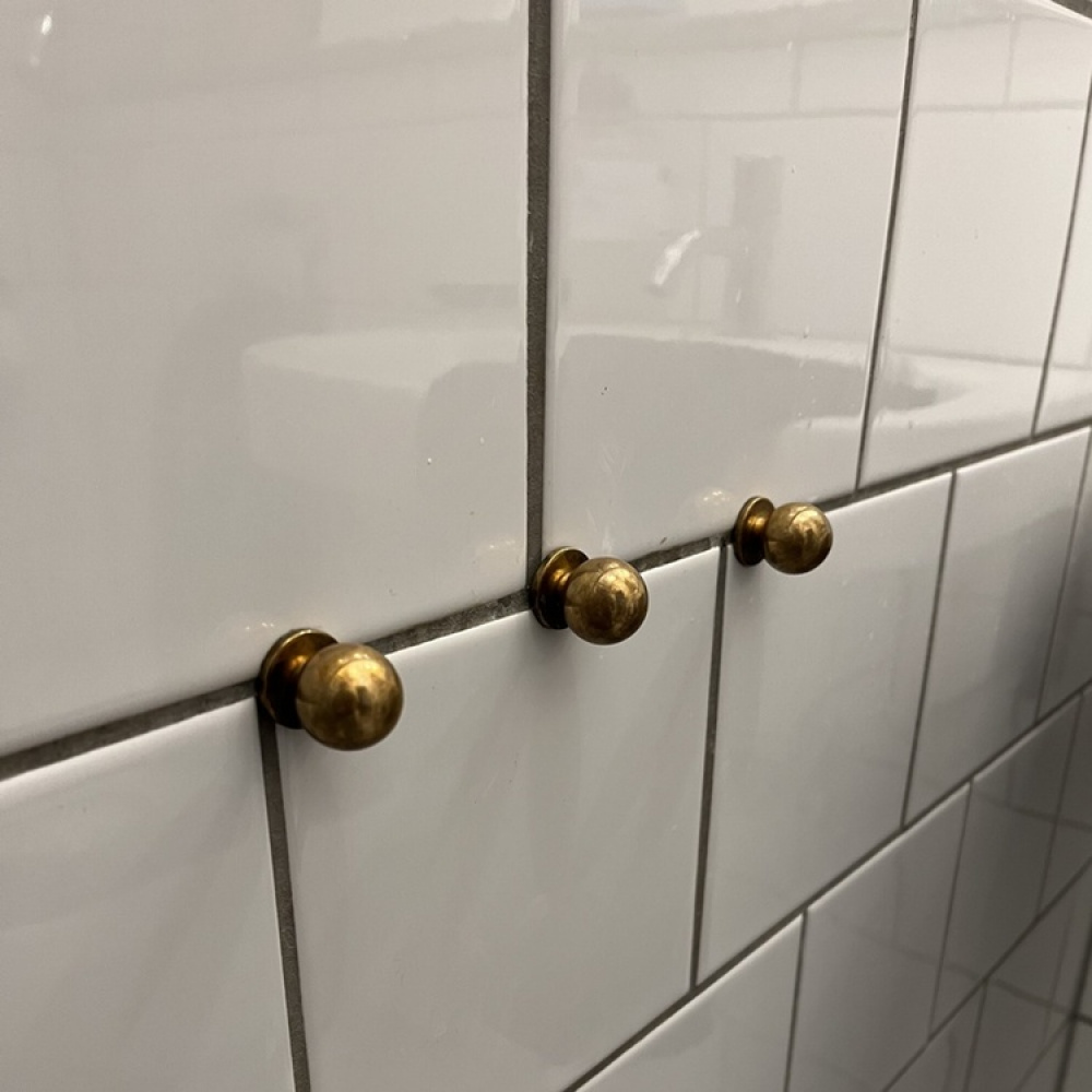 Pyöreä messinkinuppi, 2,4 cm ryhmässä Säilytys / Eteistallennus / Koukut ja ripustimet @ SmartaSaker.se (42479)