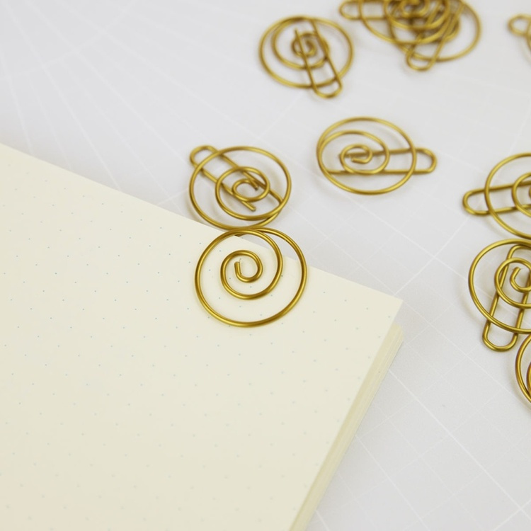 Pyöreät SPIRAL-paperiliittimet, 15 kpl, Monograph, messinki ryhmässä Säilytys / Toimistotarvikkeet @ SmartaSaker.se (42485)