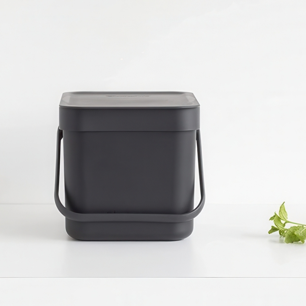 Roska-astia kannella ja kahvalla 6 l, Brabantia, tummanharmaa ryhmässä Säilytys / Siivousvarastointi ja jätteiden lajittelu / Jätteiden lajittelu @ SmartaSaker.se (42763)