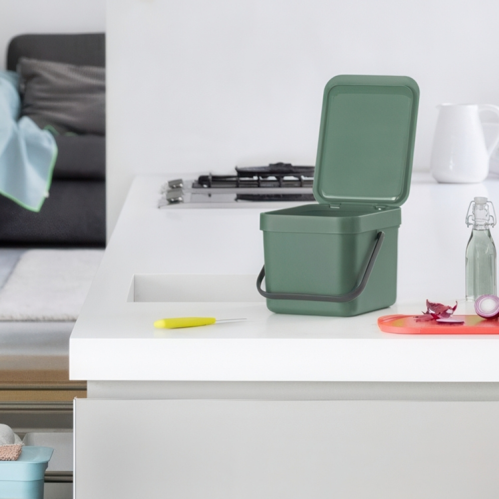 Roska-astia kannella ja kahvalla 6 l, Brabantia, tummanharmaa ryhmässä Säilytys / Siivousvarastointi ja jätteiden lajittelu / Jätteiden lajittelu @ SmartaSaker.se (42763)