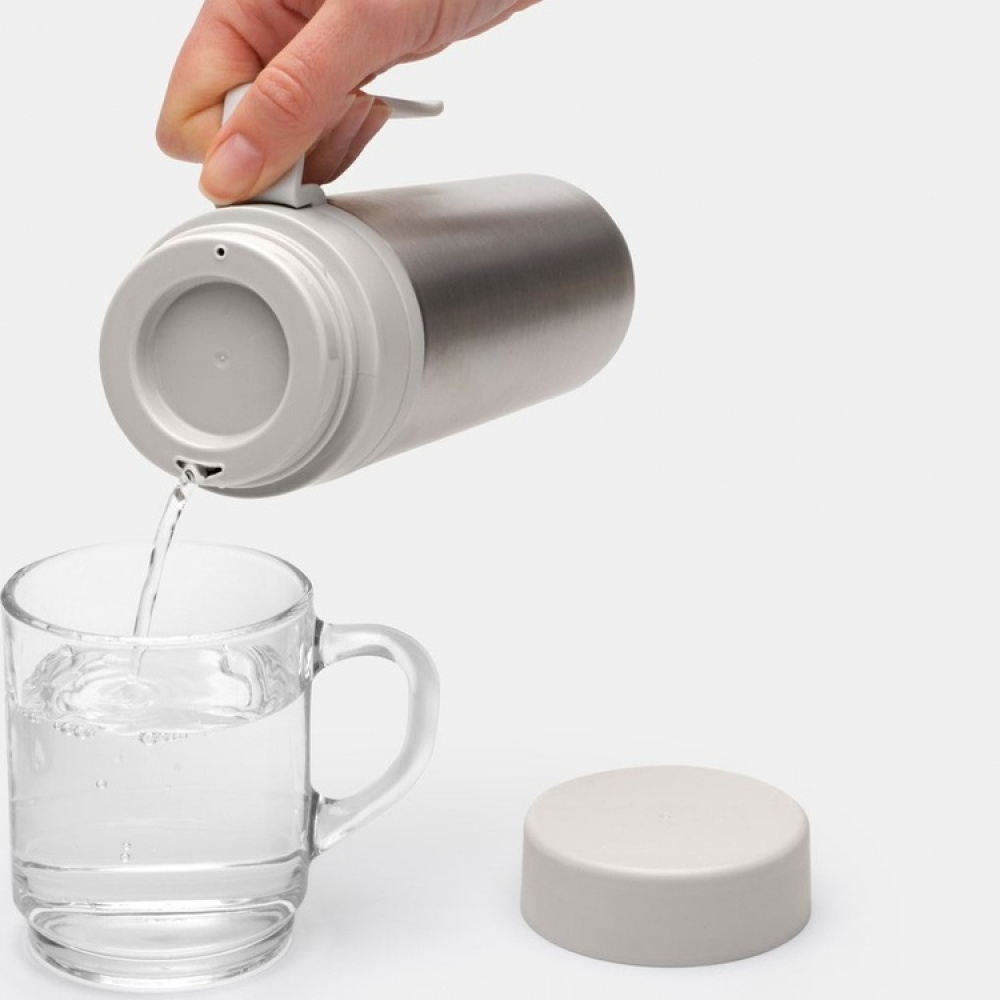 Termospullo kahvalla 0,5 l, Brabantia ryhmässä Säilytys / Keittiön säilytys / Ruoan säilytysastiat / Metalliset eväskotelot @ SmartaSaker.se (42949)
