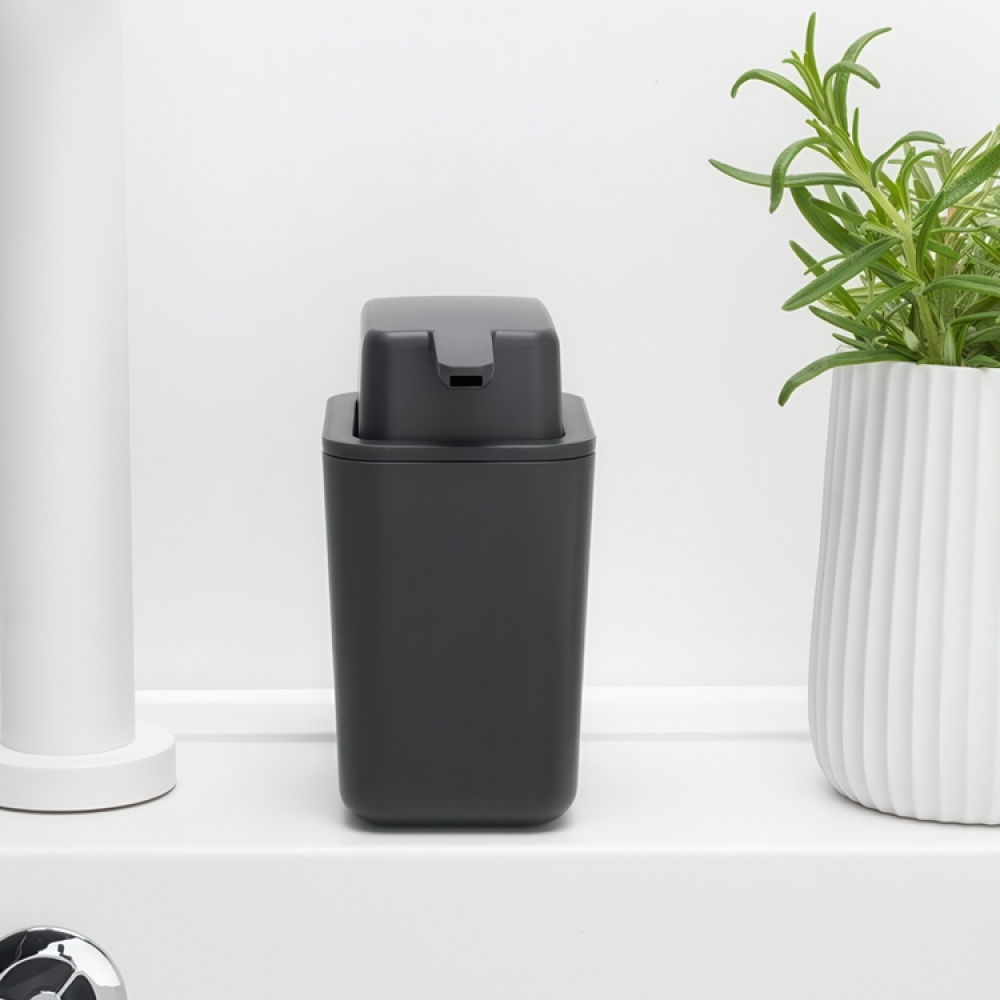 Saippua-annostelija, Brabantia, tummanharmaa ryhmässä Säilytys / Kylpyhuoneen säilytys @ SmartaSaker.se (43076)